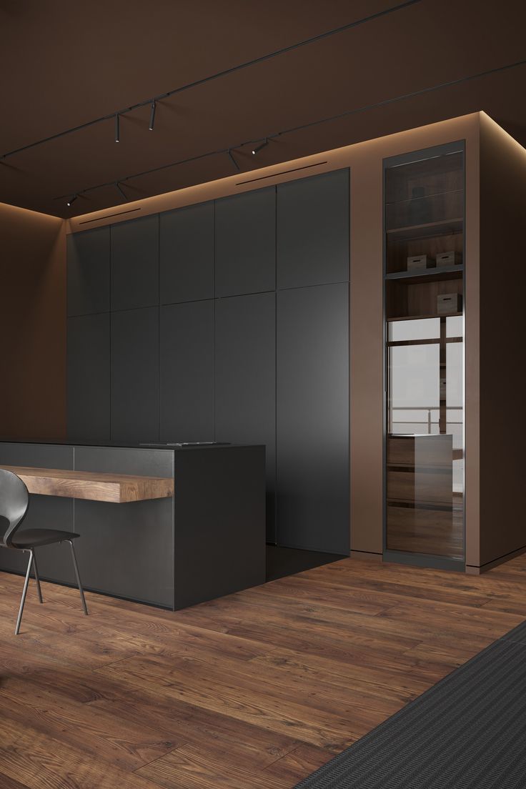 Closet planejado com marcenaria preta fosca e piso em madeira, reforma de alto padrão